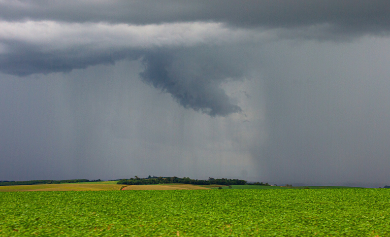 inmet-emite-alerta-de-tempestades-na-maioria-do-brasil-ate-terca-feira