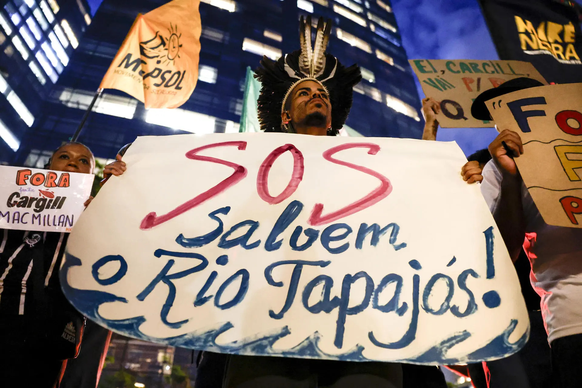 indigenas-iniciam-acampamento-em-brasilia-com-protesto-contra-empreendimentos-em-territorios