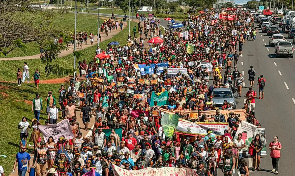 indigenas-marcham-em-brasilia-contra-congresso-e-marco-temporal