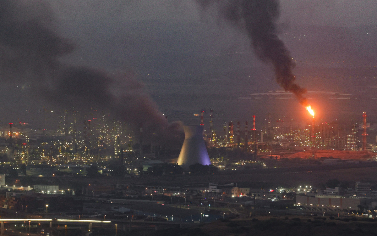 israel-ataca-fabricas-petroquimicas-no-ira,-diz-midia-estatal