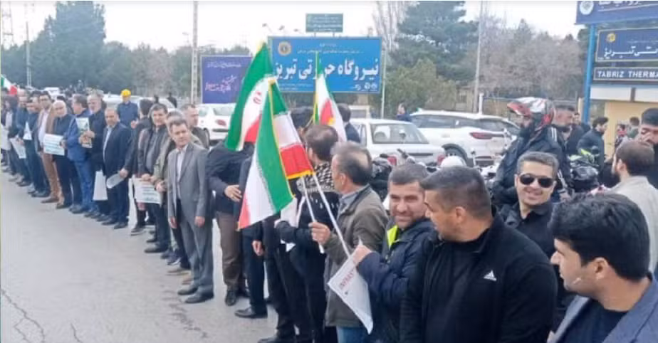 iranianos-fazem-correntes-humanas-ao-redor-de-usinas-de-energia