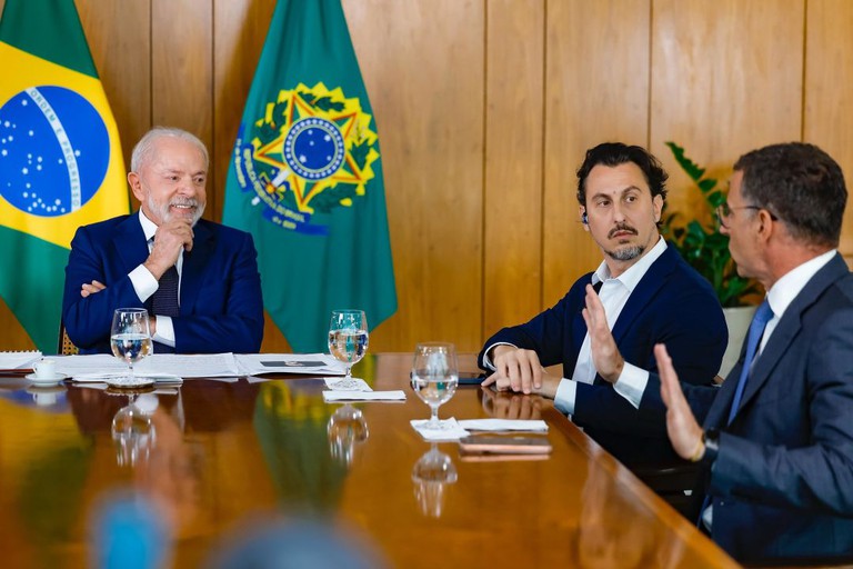 lula-defende-democracia-e-promete-entregar-faixa-ao-sucessor-em-2026