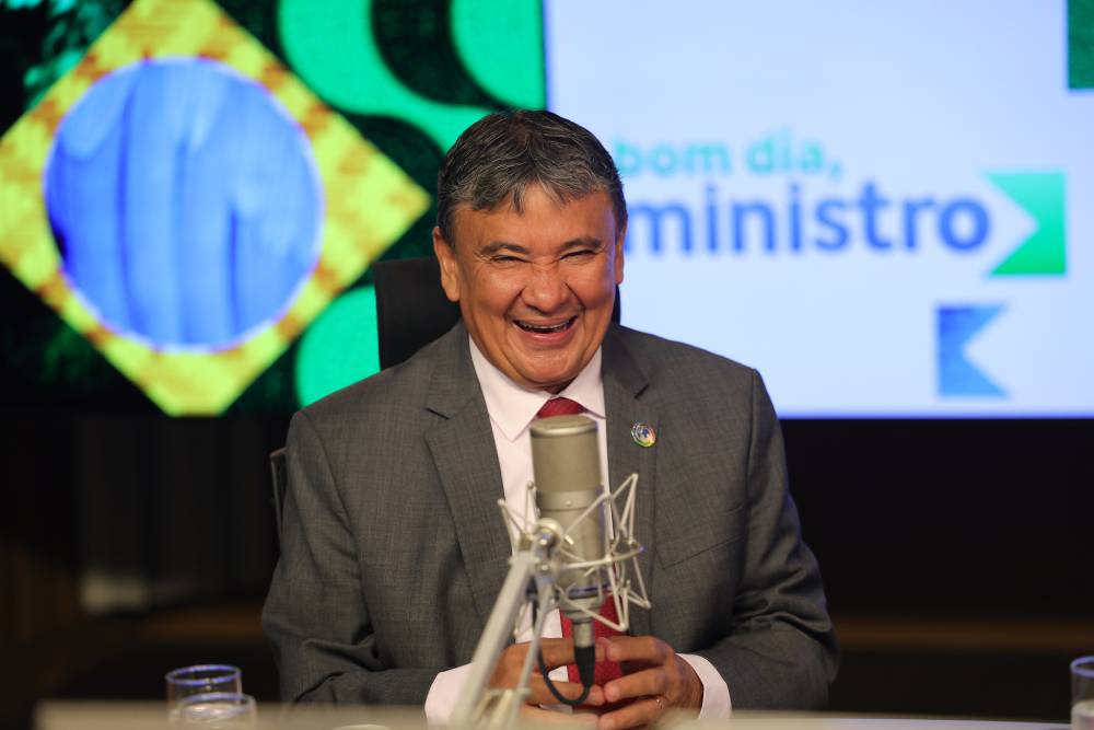 ministro-wellington-dias-entrega-alimentos-a-povos-indigenas-no-acampamento-terra-livre