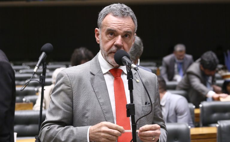 camara-aprova-proibicao-de-reuso-de-embalagens-de-tintas-imobiliarias