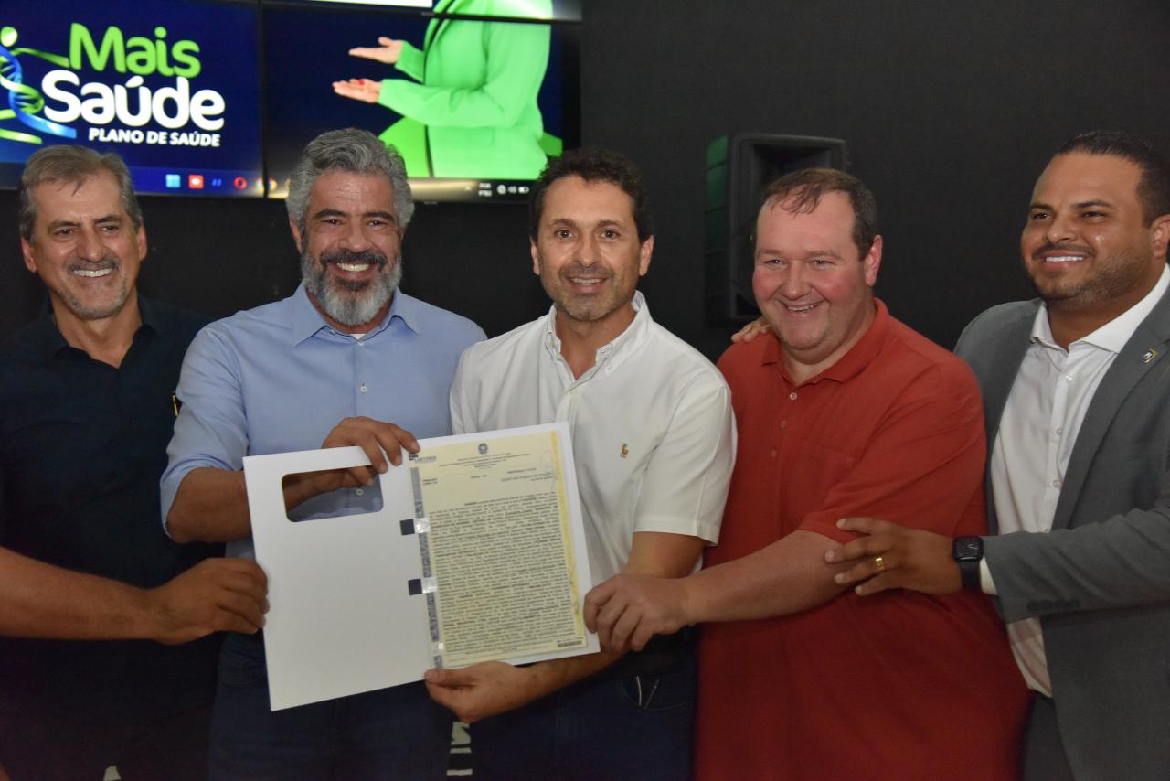 aparecida:-prefeitura-entrega-escrituras-a-empresas-dos-polos-empresarial-e-industrial