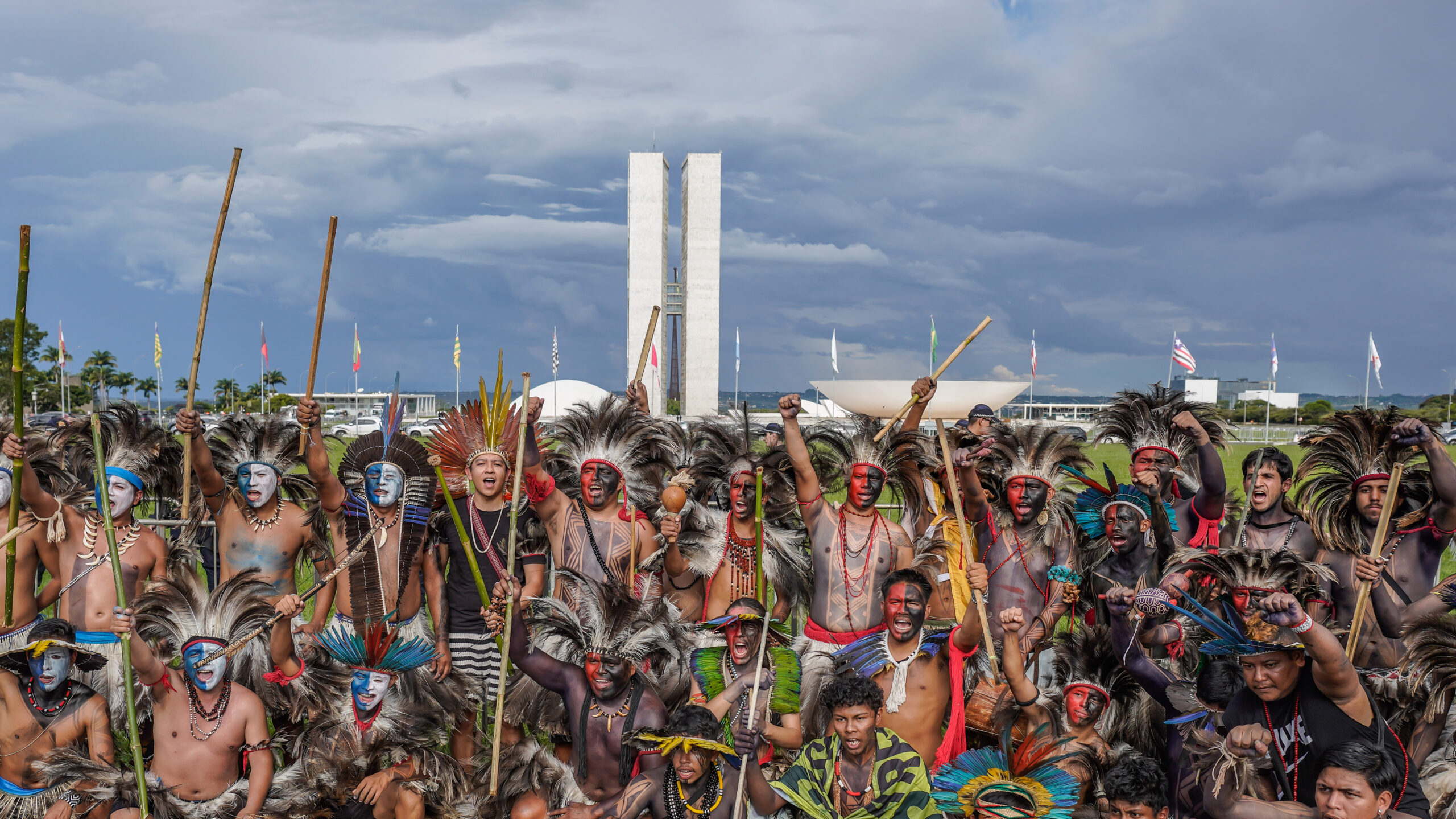 acampamento-indigena-em-brasilia-anuncia-apoio-a-reeleicao-de-lula,-mas-aponta-contradicoes