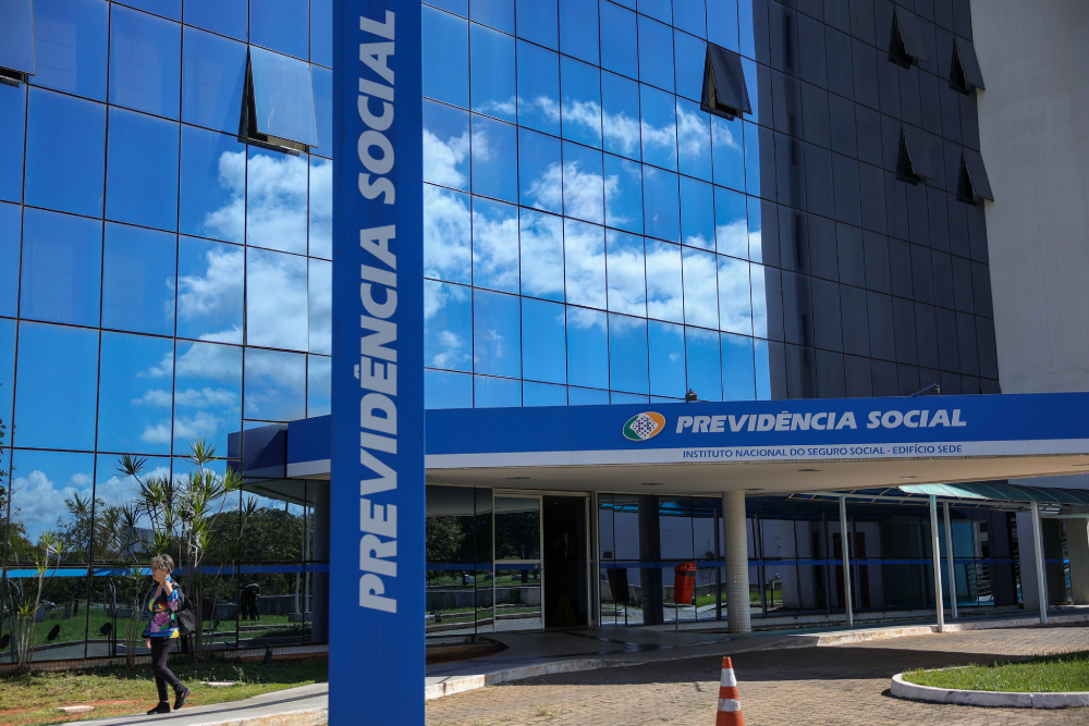 para-tirar-foco-de-fraude-e-mirar-fila,-governo-demite-chefe-do-inss