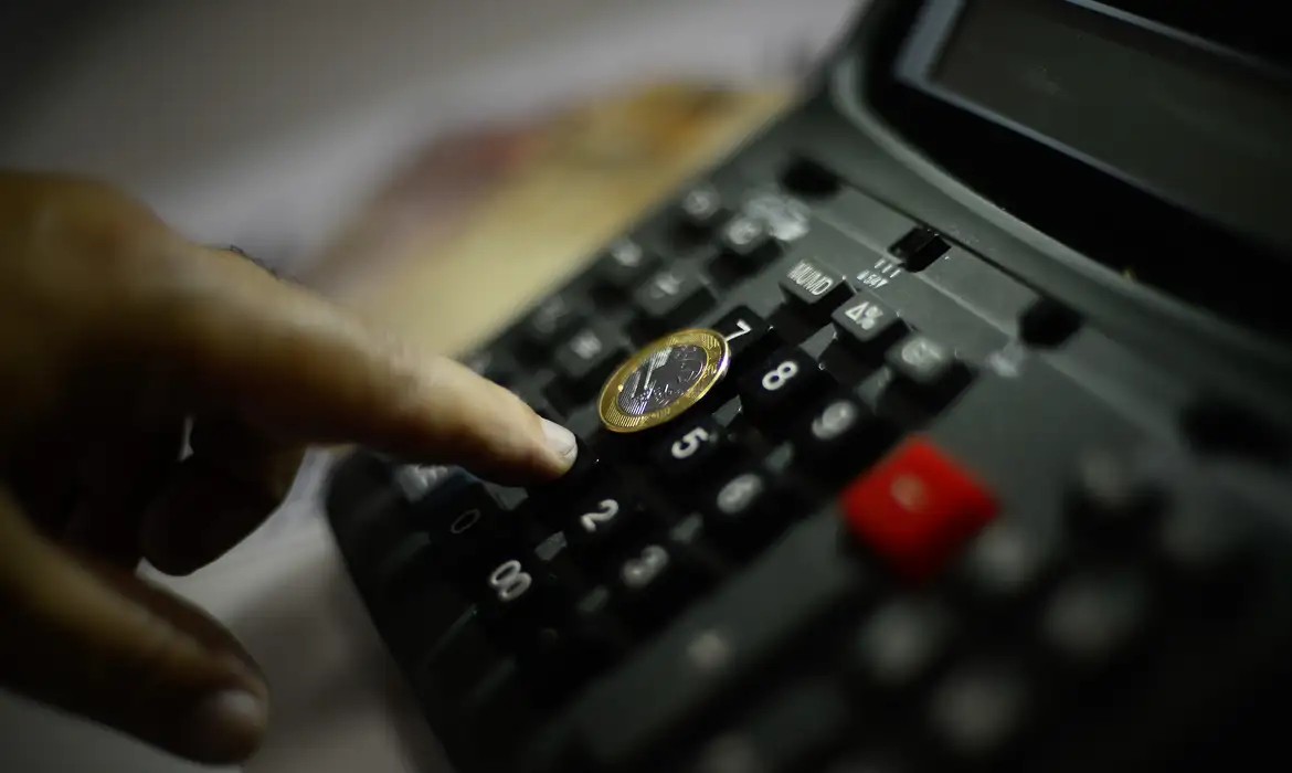 governo-projeta-crescimento-de-2,56%-para-economia-em-2027