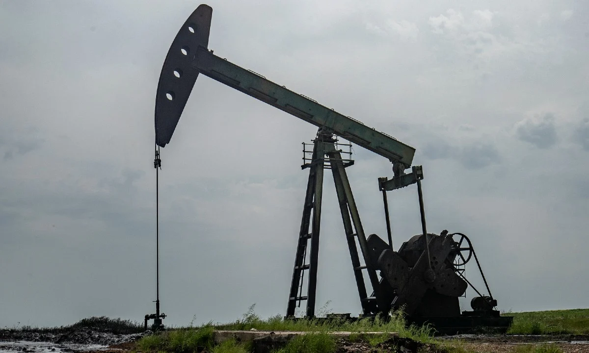 petroleo-permanece-estavel-entre-possivel-desescalada-da-guerra-e-bloqueio-de-ormuz