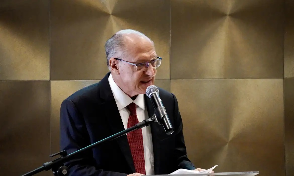 alckmin:-26-estados-aderiram-a-subvencao-de-r$-1,20-por-litro-de-diesel-importado