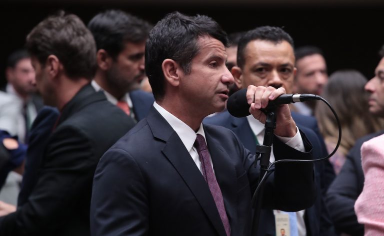 camara-aprova-lei-contra-veto-de-condominios-a-aluguel-para-partidos