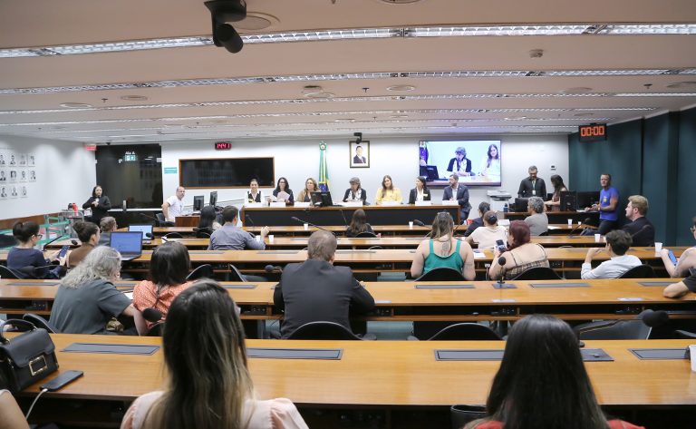 medicos-e-pacientes-pressionam-camara-por-politica-contra-imunodeficiencias-raras