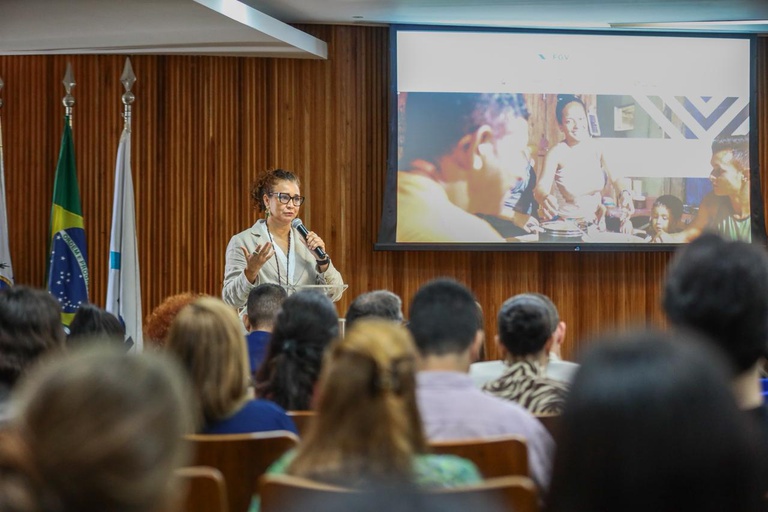 mulheres-recebem-21,3%-a-menos-que-homens-em-empresas-privadas-com-mais-de-100-empregados