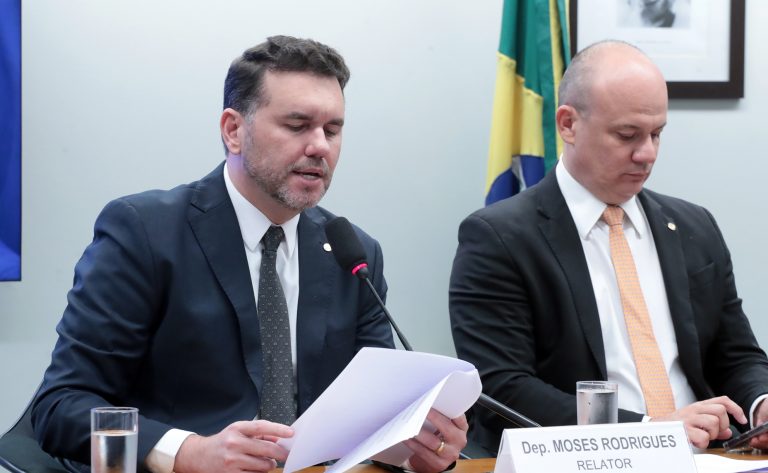 conselho-de-etica-adia-analise-de-punicao-a-deputados-por-invasao-a-mesa-da-camara