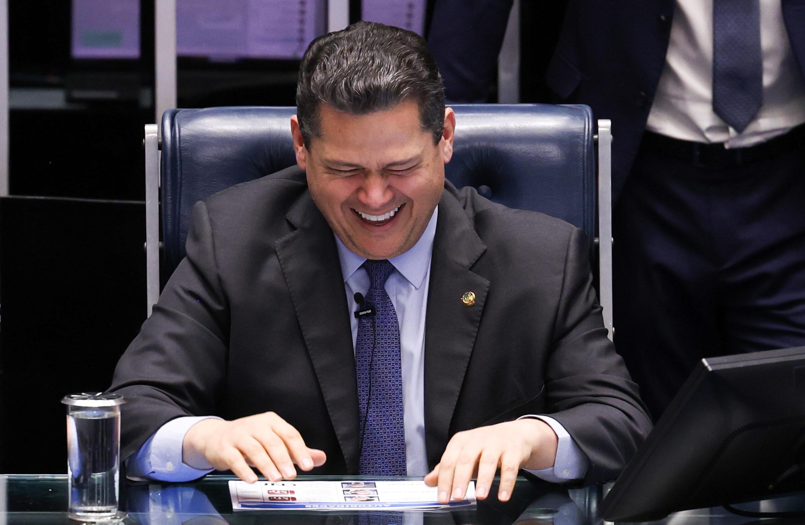voz-de-alcolumbre-vaza-e-antecipa-derrota-de-messias:-‘vai-perder-por-oito’