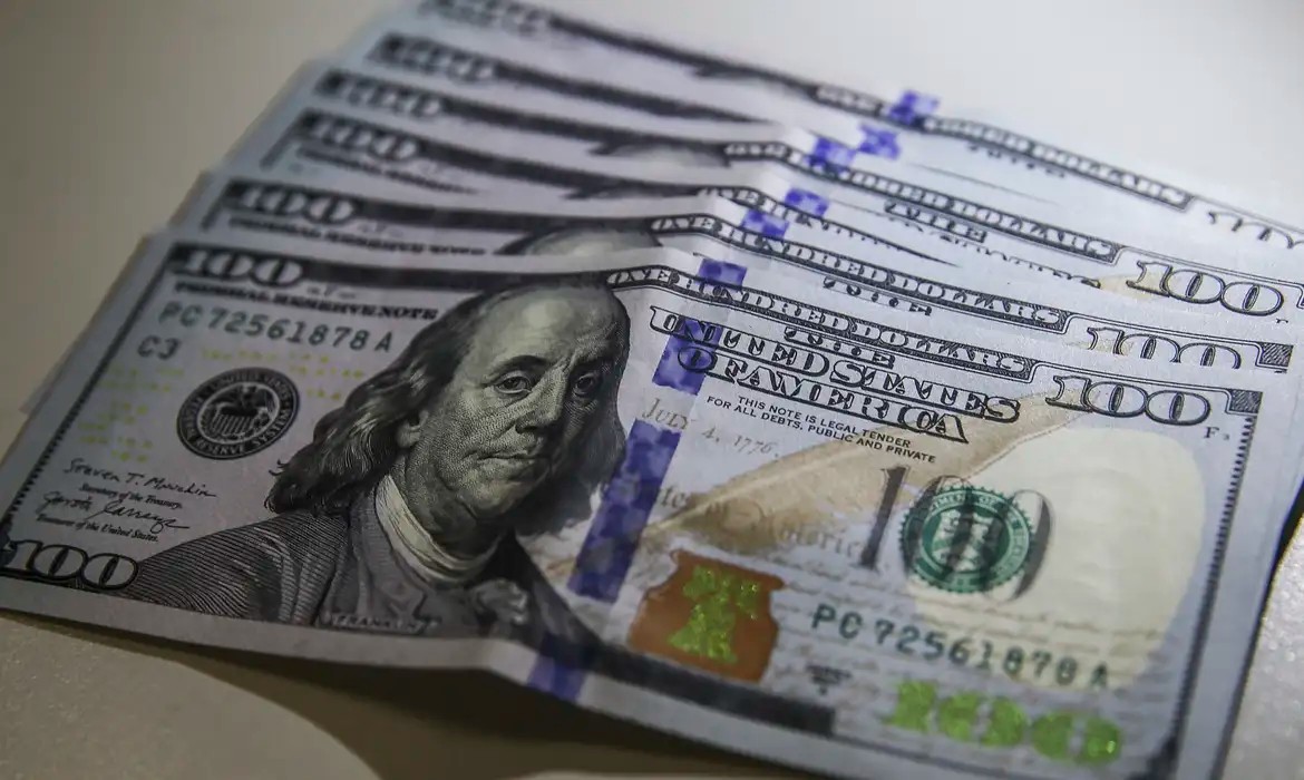 dolar-fecha-em-r$-4,95,-menor-nivel-em-dois-anos