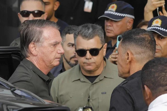 cirurgia-de-bolsonaro-termina,-e-ex-presidente-permanece-em-observacao,-informa-hospital