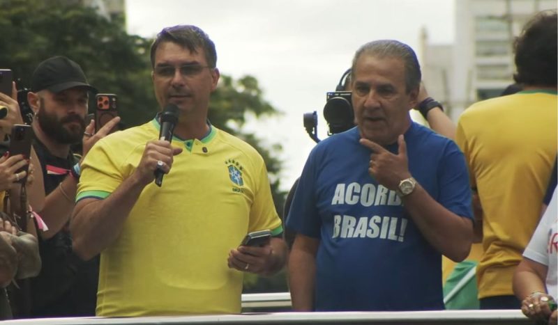 flavio-bolsonaro-sela-reaproximacao-com-silas-malafaia-e-apoio-na-eleicao-em-culto-no-rio