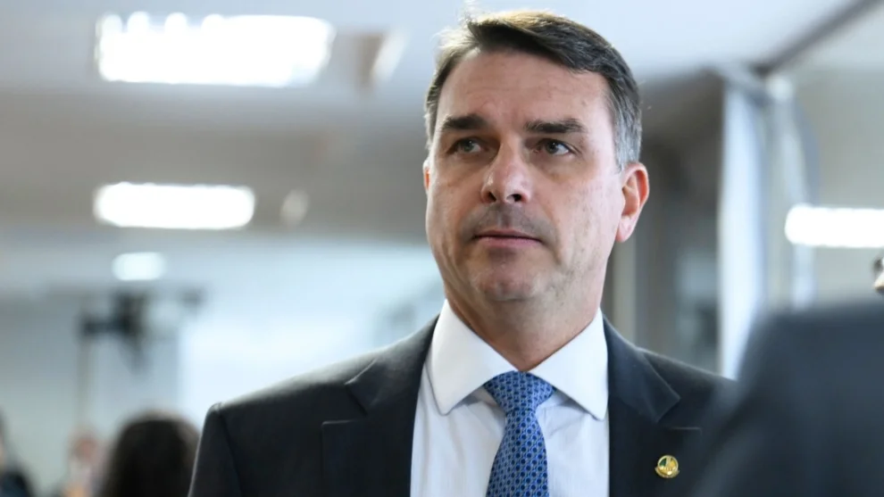 sucessao-no-rj:-grupo-de-flavio-bolsonaro-articula-obstrucao-no-congresso-e-ajuda-de-alcolumbre