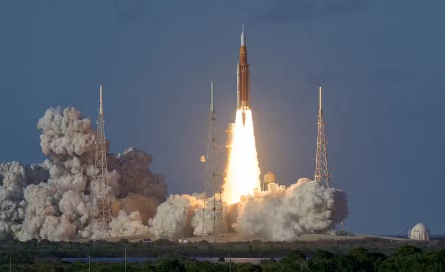 artemis-2-usou-‘relogio’-brasileiro-para-monitorar-saude-em-viagem-ao-redor-da-lua