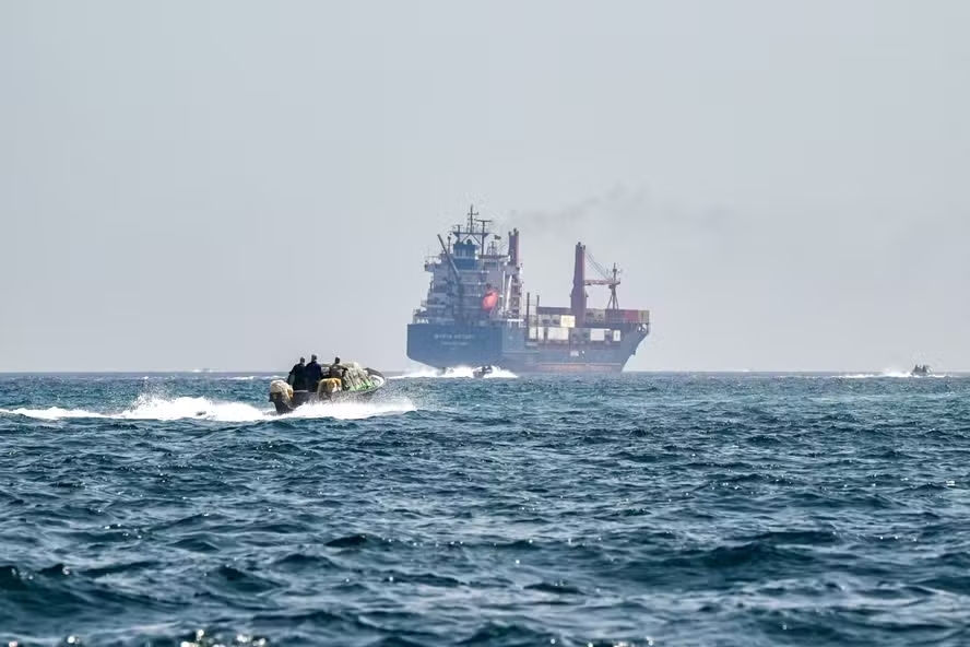 ira-ameaca-dificultar-travessia-em-hormuz-a-paises-que-se-aliarem-aos-eua
