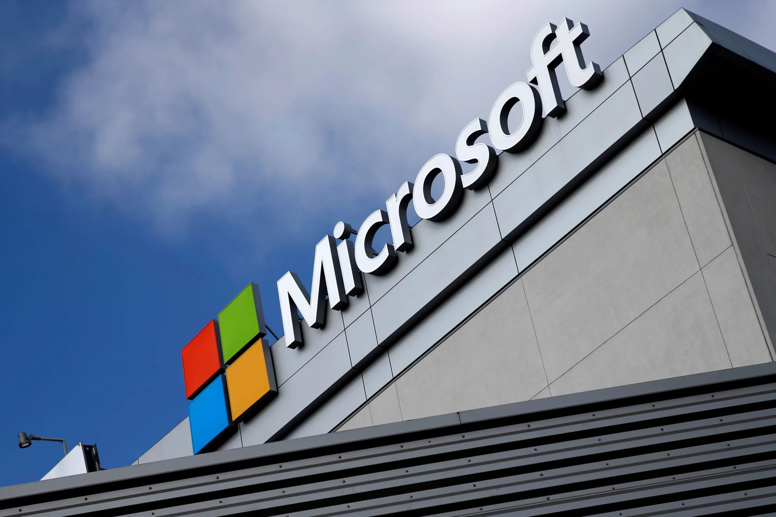 diretor-da-microsoft-diz-em-julgamento-contra-openai-estar-‘orgulhoso’-de-investimento-precoce