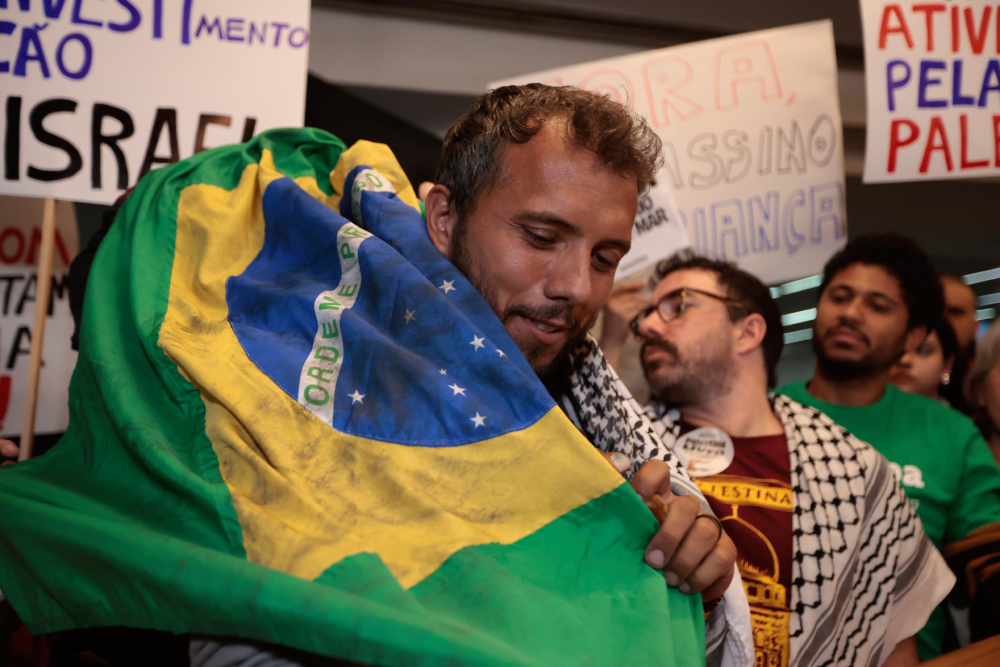 ativista-thiago-avila-retorna-ao-brasil-apos-prisao-em-israel