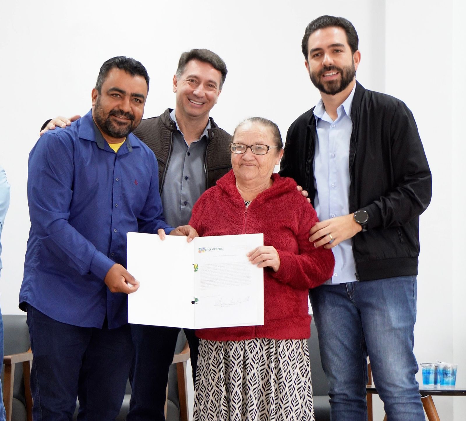 rio-verde:-wellington-carrijo-entrega-escrituras-para-48-familias