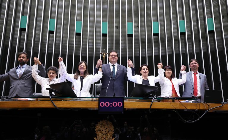 enfermagem-pressiona-camara-por-jornada-de-36-horas-em-sessao-solene