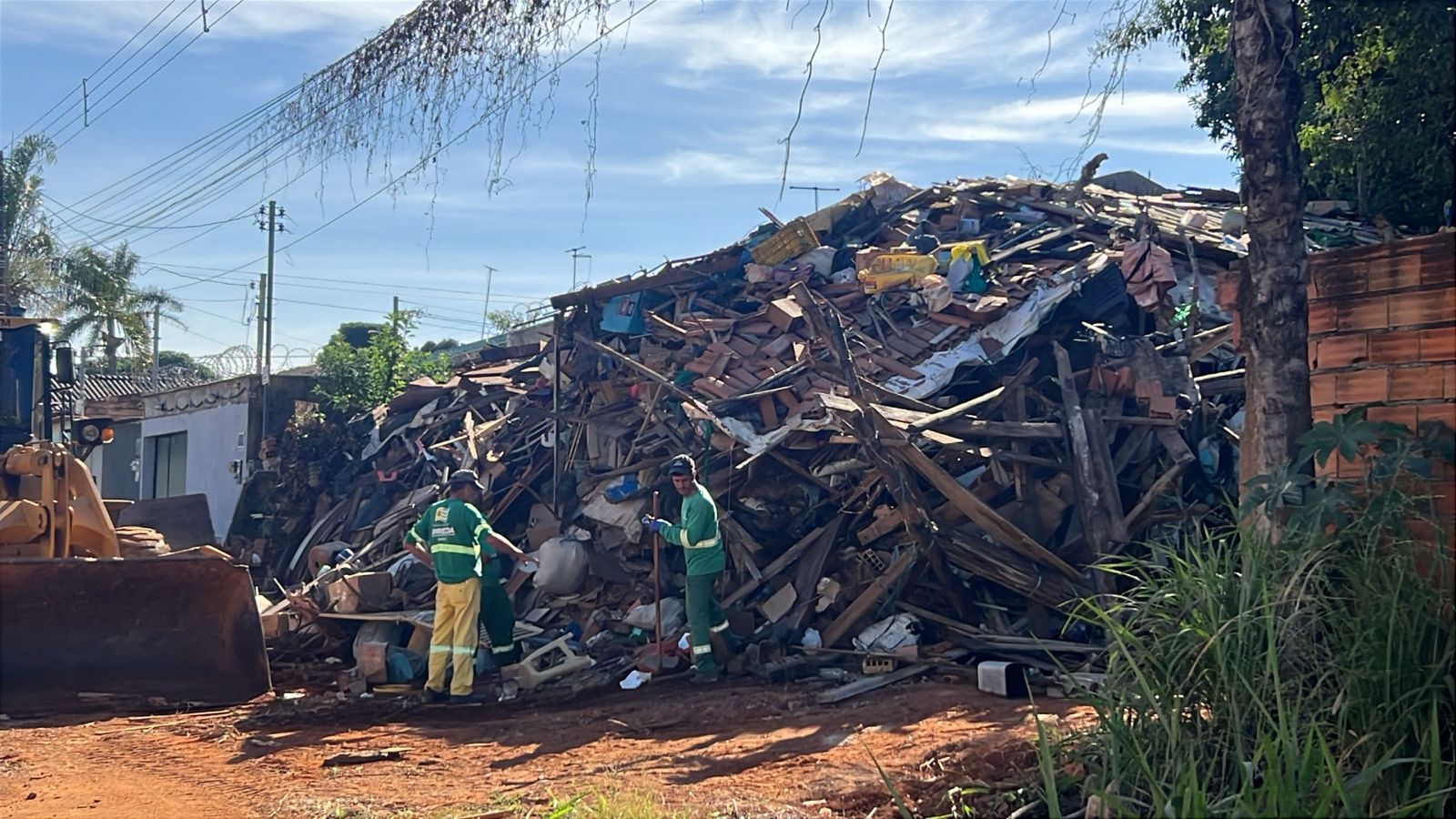 aparecida:-prefeitura-remove-mais-de-300-toneladas-de-entulho-em-casa-abandonada