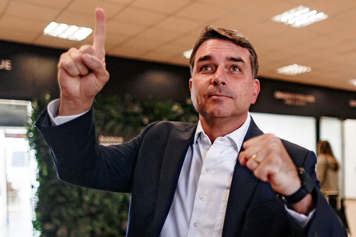 ‘ele-merece-ou-nao-este-filme?’,-diz-flavio-bolsonaro-ao-defender-uso-de-verba-para-obra-sobre-o-pai