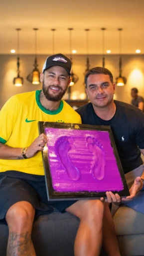 “a-alegria-venceu-a-perseguicao”:-eduardo-e-flavio-bolsonaro-comemoram-a-convocacao-de-neymar