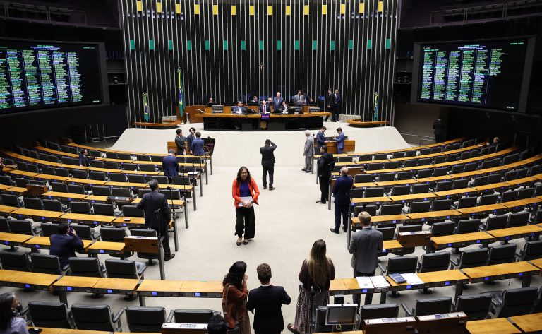 camara-analisa-urgencia-de-projeto-sobre-a-ferrograo-no-jamanxim