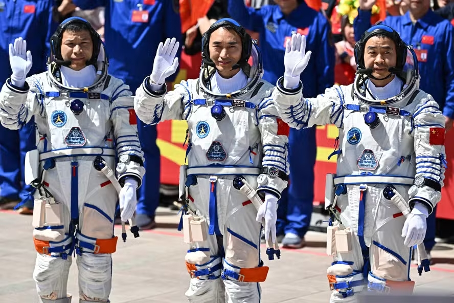 china-envia-tres-astronautas-em-missao-de-um-ano-a-tiangong