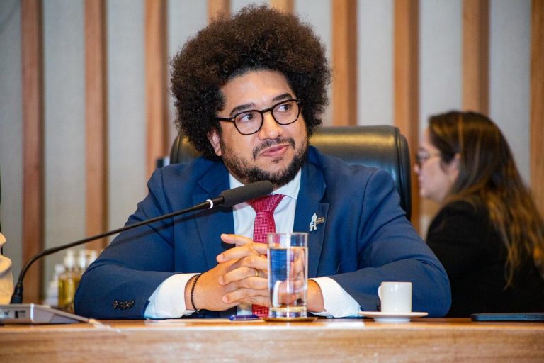 comissao-de-etica-da-anvisa-repudia-ataques-racistas-a-diretor