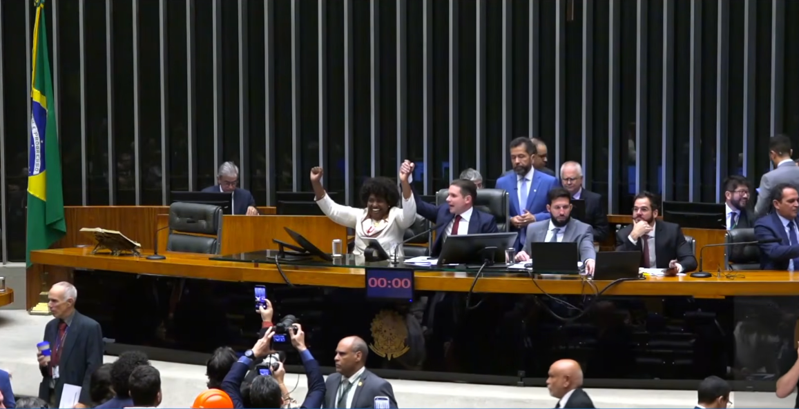 camara-aprova-fim-da-escala-6×1-em-dois-turnos-e-pec-segue-para-o-senado