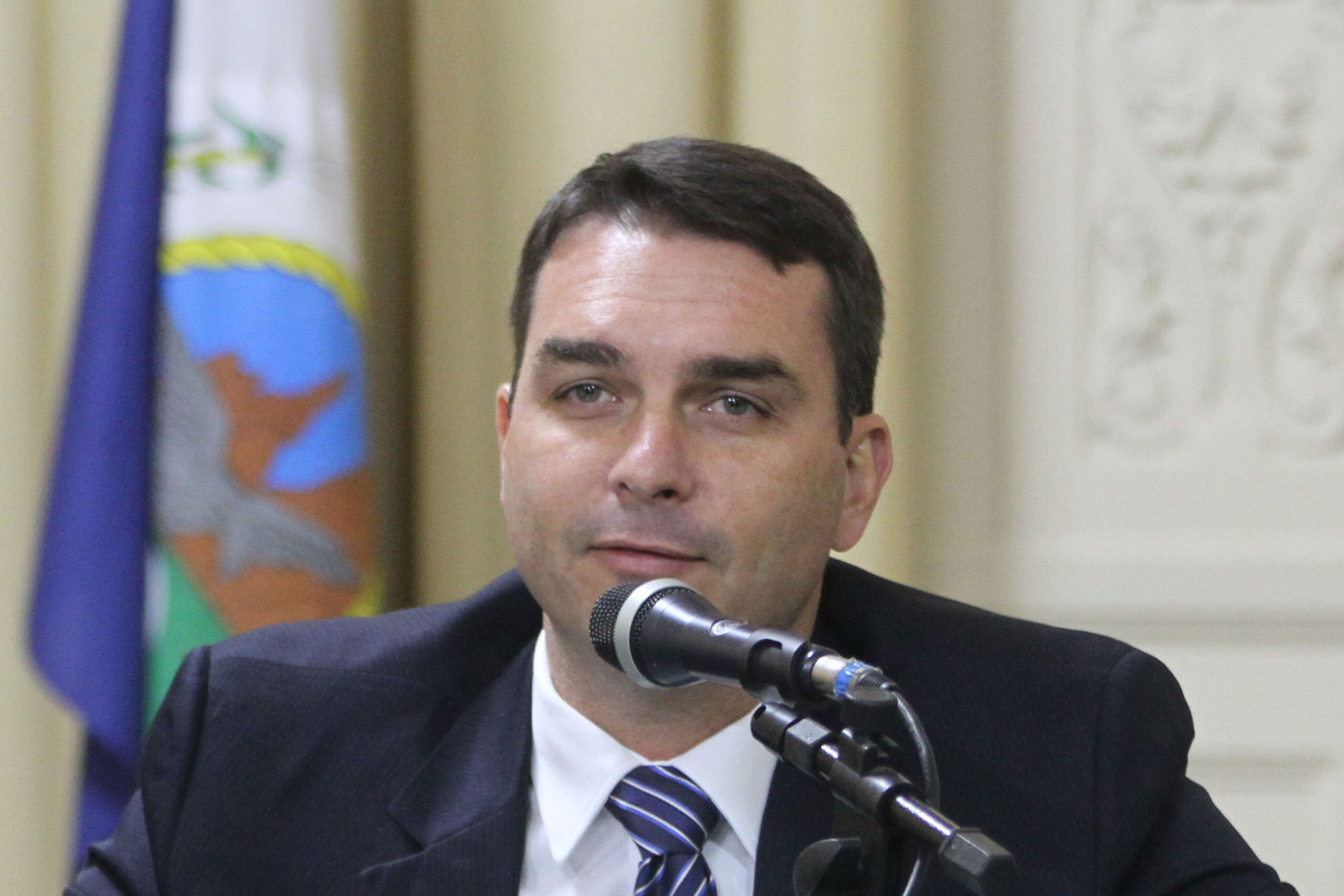 flavio-bolsonaro-afirma-que-correios-tem-de-ser-privatizados