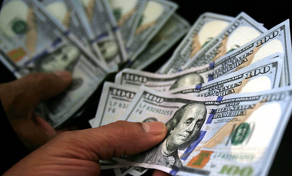 bolsa-sobe-e-dolar-cai-apesar-de-tarifa-dos-eua