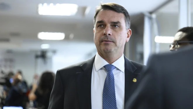 Flávio Bolsonaro: Quero pedir a todos que orem por Jair Bolsonaro