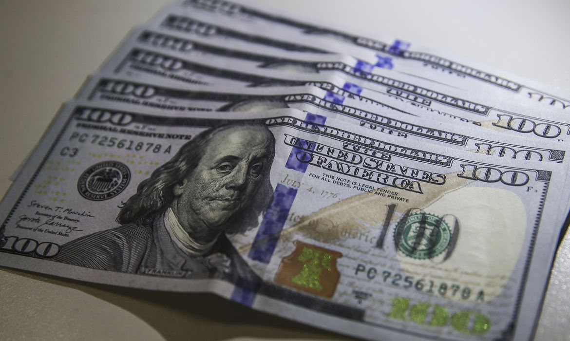 dolar-fecha-no-maior-nivel-em-mais-de-dois-meses,-e-bolsa-cai-com-ataques-entre-israel-e-ira
