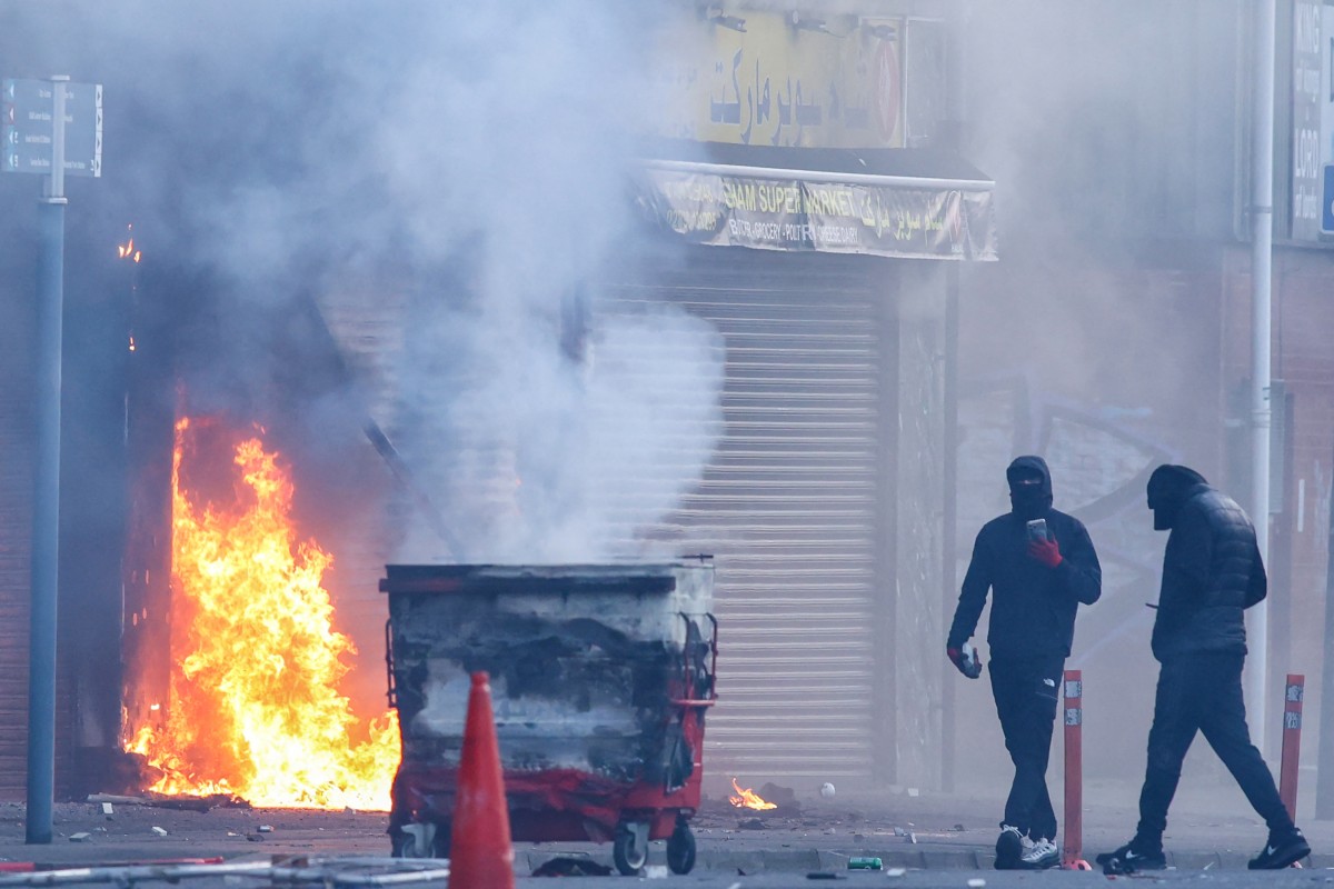 manifestantes-anti-imigracao-bloqueiam-ruas-e-incendeiam-veiculos-apos-esfaqueamento-em-belfast