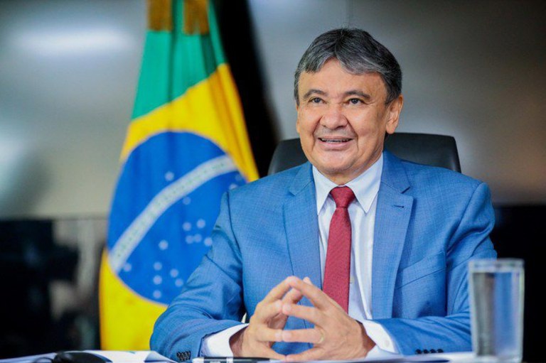 wellington-dias-entrega-oito-vans-do-mobsuas-na-paraiba