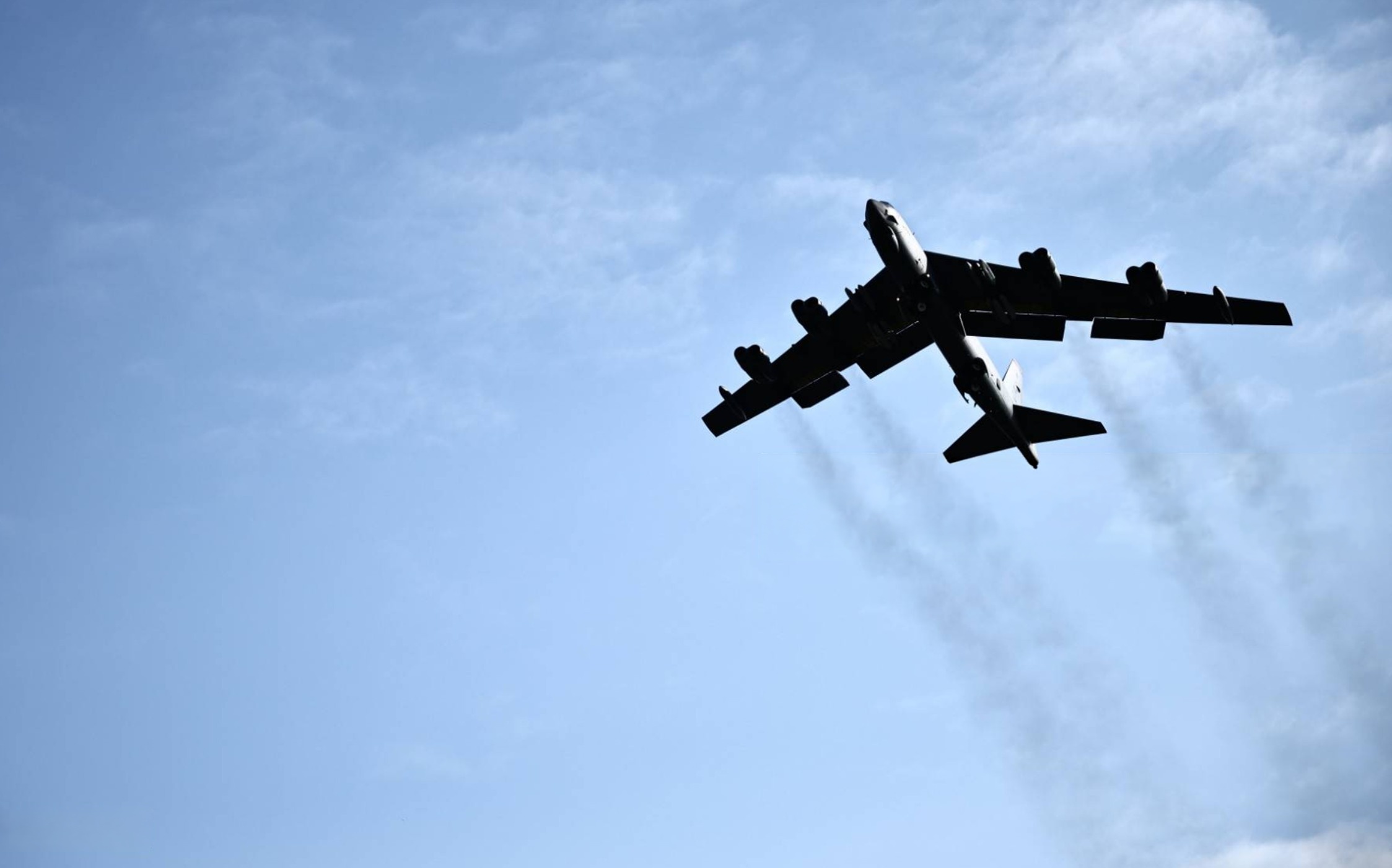 bombardeiro-americano-cai-em-base-aerea-na-california
