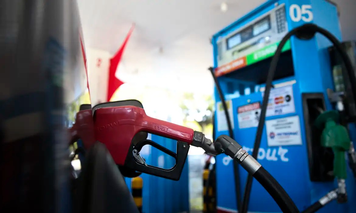 petroleo-cai-quase-5%-com-acordo-entre-eua-e-ira,-mas-volta-a-nivel-pre-guerra-e-improvavel