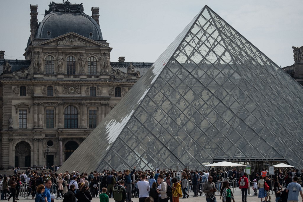 museu-do-louvre-esta-‘no-limite’,-alerta-novo-presidente