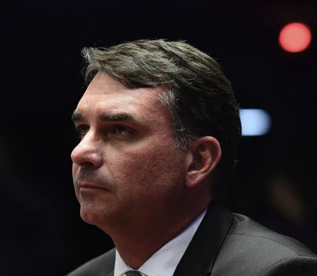 envolto-no-caso-master,-flavio-bolsonaro-critica-pt-apos-operacao-da-pf-contra-lider-do-governo