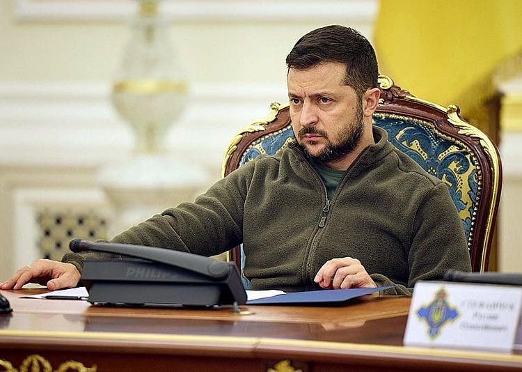 ucrania-ataca-refinaria-de-petroleo-na-russia;-moscou-realiza-ofensiva-em-predio-residencial