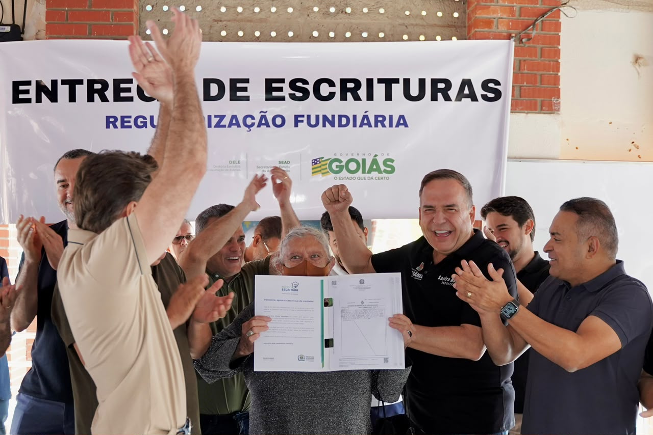 sandro-mabel-entrega-311-escrituras-na-regiao-noroeste-de-goiania