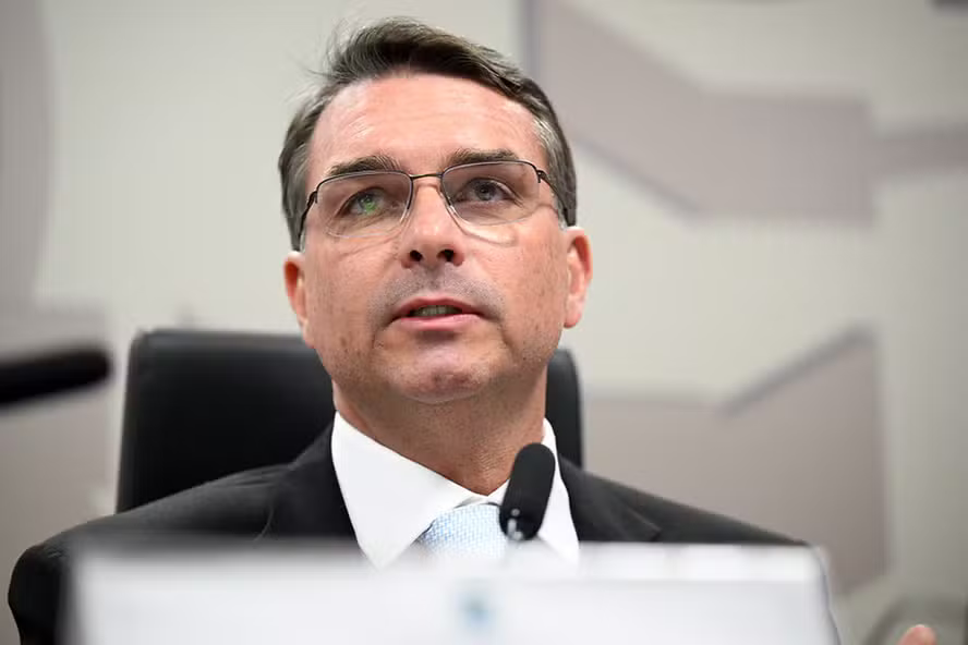 flavio-bolsonaro-se-inscreve-em-audiencia-nos-eua-sobre-tarifaco-e-fala-em-‘defender’-o-brasil