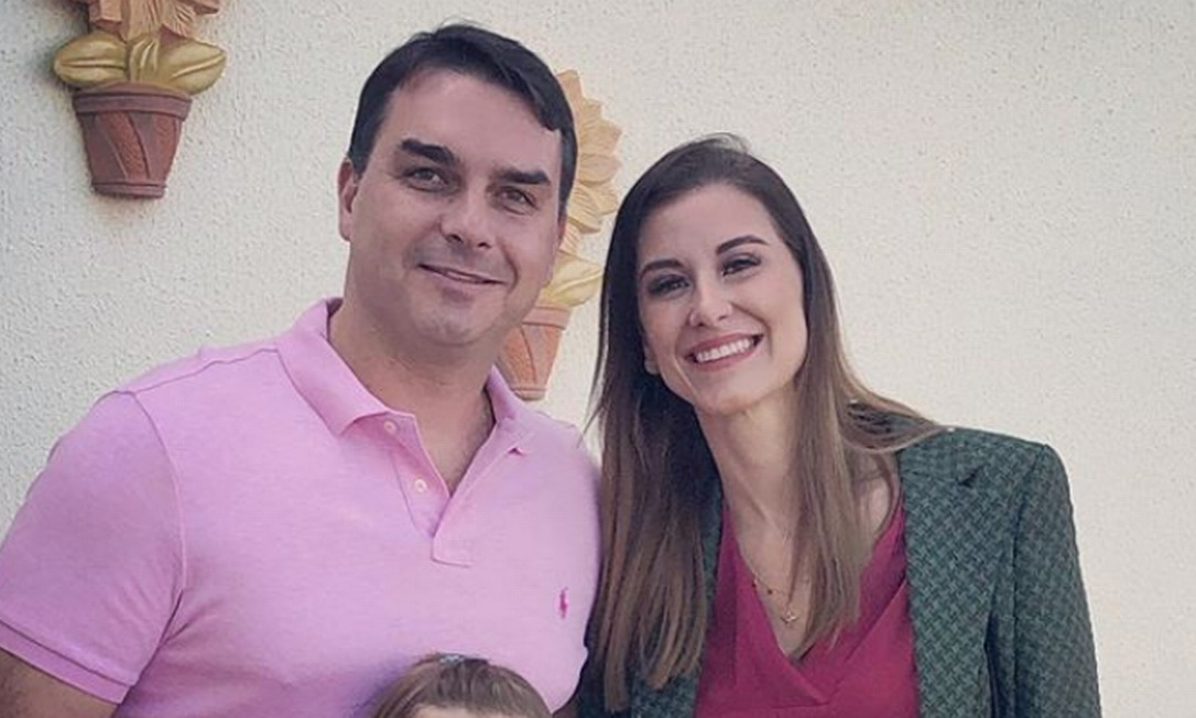 mulher-de-flavio-bolsonaro-defende-o-marido-apos-michelle-dizer-que-ele-a-desrespeitou